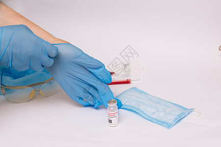 冠状病毒疫苗 安瓿中的医疗制剂 治疗疾病 covid19 白色背景和注射器 橡胶手套和护目镜背景的疫苗健康安瓶蓝色临床患者肌肉实图片