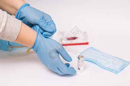 冠状病毒疫苗 安瓿中的医疗制剂 治疗疾病 covid19 白色背景和注射器 橡胶手套和护目镜背景的疫苗临床实验室健康免疫蓝色接种图片