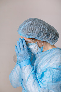 祈祷疲惫的医生 医院里疲惫的祈祷护士 复制文本的空间 正在考虑治疗疾病和大流行病的医生 护士 手术后的外科医生手套预防口罩面具流图片