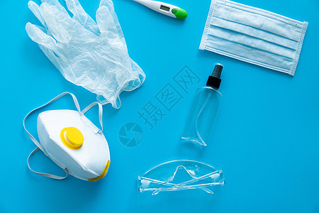 医用防护面罩 呼吸器 ffp 橡胶手套 防腐剂 温度计和防护眼镜位于蓝色背景上 针对 covid19 的防病毒保护套件 2019图片