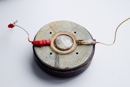 高频发言者6GDV716关于白背景 是三向扬声系统的一个组成部分 b 音响低频电工维修嗓音手机线圈篮子螺丝刀烙铁金属图片