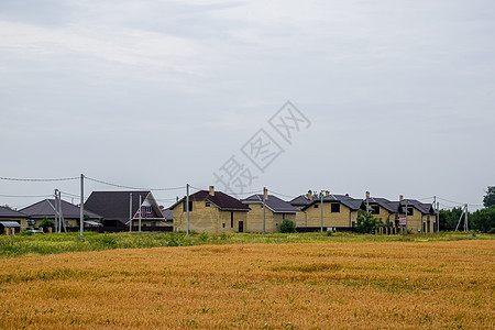 两层房屋的平原村 低层发展领土街道场地阁楼住宅城市细节产品花园小屋图片