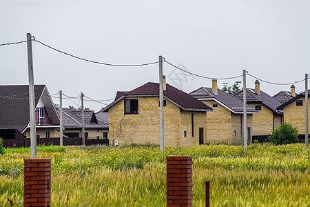 两层房屋的平原村 低层发展领土圆柱形建筑住房住宅农场乡村财产农业窗户图片