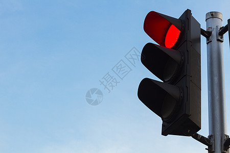 在交通灯上红色的红色 有着明亮美丽的蓝色天空i图片