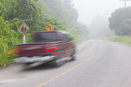 绿树林一带雾雾的清晨 汽车在路上被模糊危险车辆驾驶风险旅行天气街道小路安全树木图片