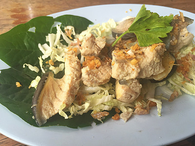 蒸汽湄公河大鱼和蔬菜的横向照片橙子盘子大豆海鲜鱼片市场食物美食炙烤彩虹图片