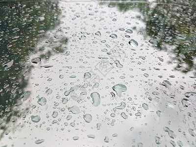 车窗前的雨滴与反光图片