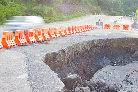 地震后道路裂开 有黄色路障修理警告路面灾难街道旅行裂痕维修危机地面图片