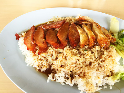 烤熟的红猪肉和蒸米上的甜肉汁洋葱灵魂厨房午餐胡椒辣椒盘子烹饪美食餐厅图片