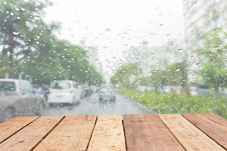 木板空桌前模糊下雨获胜图片