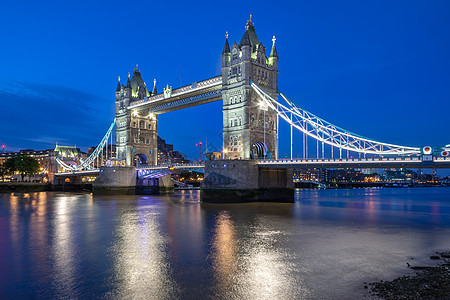 环绕泰晤士河的塔桥 在英国伦敦建筑学地标花岗岩首都吸引力城市运输王国纪念碑天空图片