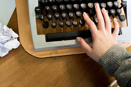 木制桌上的旧打字机故事键盘字母记者纽扣古董机器作者新闻业办公室图片