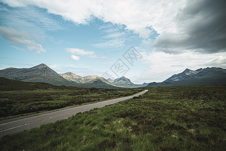 苏格兰的山地景观和一条公路图片