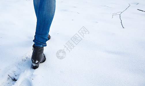 女性脚在雪中留下脚足足迹旅游冒险旅行女士季节小路天气打印脚步声木头图片