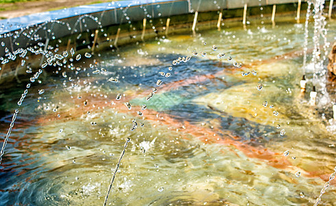 城市公园的喷泉花园蓝色街道场景石头民众绿色池塘水池飞溅图片