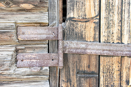 门铰链在旧木门上图片