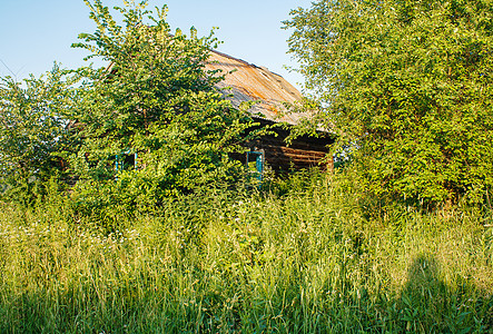 村里废弃的旧木屋文化村庄建筑学住宅窗户木头森林国家废墟房子图片