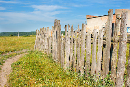 村里田野里的旧木栅栏图片