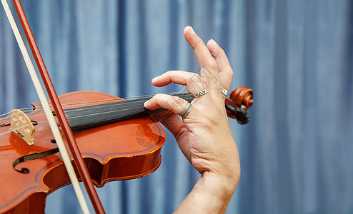 男人在拉小提琴 手紧乐器古典音乐仪器玩家天赋小提琴家音乐会音乐家工作交响乐图片
