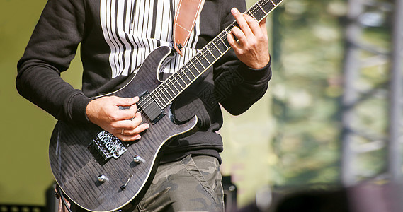 摇滚音乐会的吉他手演员独奏岩石音乐家玩家展示牛仔裤乐器乐队音乐图片