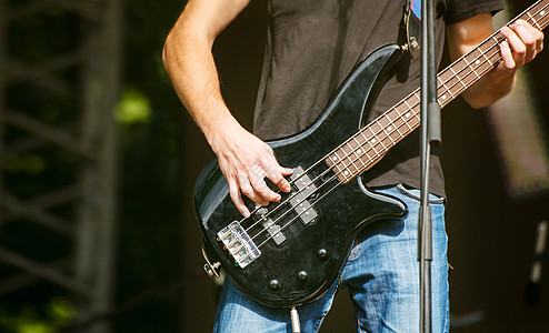摇滚音乐会的吉他手展示娱乐男人音乐家细绳独奏吉他手指演员蓝色图片