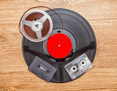 具有储层和累录磁带的乙烯基记录盘子圆圈歌曲磁盘专辑卷轴旋律数据模拟配乐图片