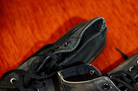 破旧的黑色时尚鞋 复古黑色时尚鞋运动鞋帆布军械牛仔靴橡胶化蓝色衣服滑雪靴鞋类马靴图片