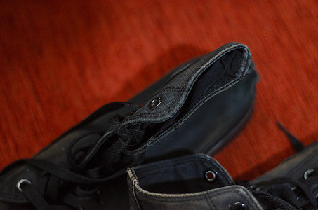 破旧的黑色时尚鞋 复古黑色时尚鞋蕾丝鞋类领带桌子踏板橡胶化衣服蓝色运动鞋鞋带图片