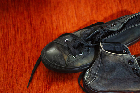 破旧的黑色时尚鞋 复古黑色时尚鞋马靴蓝色鞋带泡沫橡胶化木屐牛仔靴蕾丝跑鞋踏板图片