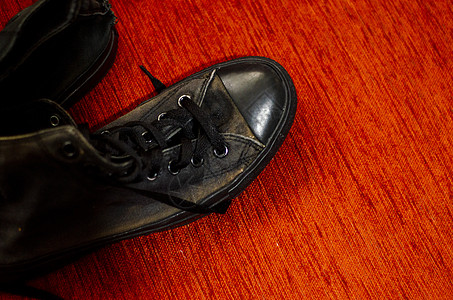破旧的黑色时尚鞋 复古黑色时尚鞋蕾丝牛仔靴跑鞋桌子泡沫领带鞋带帆布木屐鞋类图片