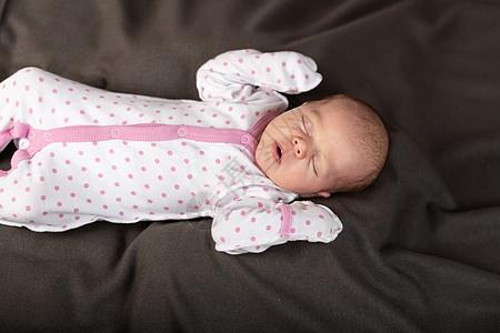 新生小婴儿男孩睡在达克背景中睡眠毯子小憩生活童年孩子男生皮肤女儿女孩图片