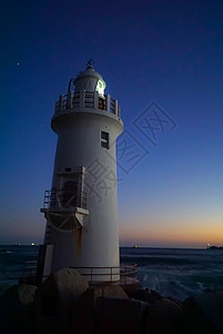 白色灯塔后面的美丽的夜空房子支撑蓝色天空旅游历史性海岸线旅行海洋日落图片