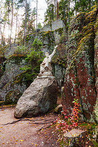 Vainamoinen是芬兰民俗和卡列瓦拉史诗中的神 英雄和核心人物 校对岩石木头公园上帝雕像石头晴天雕塑森林纪念碑图片