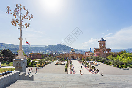 第比利斯圣三一大教堂俗称Sameba的钟楼 格鲁吉亚第比利斯入口旗帜麻叶灯笼旅行首都草地圆顶领土观光图片