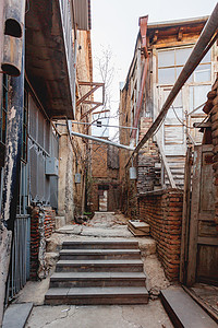 格鲁吉亚第比利斯的老小街道 旧式阳台 铁丝网 红色破烂砖楼街道建筑贫民窟导体楼梯胡同首都接线城市房子图片