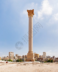 庞贝的支柱是罗马的胜利柱 有两个斯芬克斯雕像位于亚历山大的塞拉皮姆 埃及古代建筑里程碑石头莲属柱子人面胜利六角纪念碑旅行历史红色图片