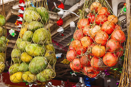 芒果和石榴装在编织袋中 街边小店出售瓶装水果和新鲜果汁 亚历山大 埃及饮料店铺销售食物街道图片