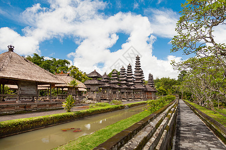 是孟圭帝国的一座皇家寺庙 位于印度尼西亚巴厘岛著名的利益之地巴登省Mengwi崇拜观光建筑旅行建筑学丛林地标热带石头古董图片