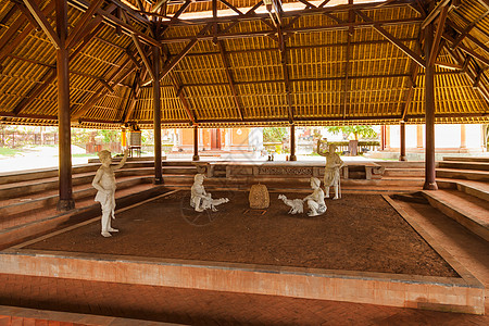 印度尼西亚代表巴厘传统流行乐的斗鸡业雕塑团体图片