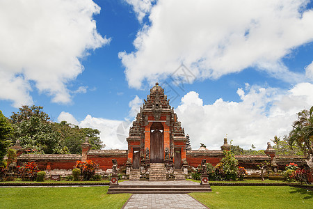 是孟圭帝国的一座皇家寺庙 位于巴登市Mengwi 这是巴厘著名的利益之地旅行旅游蓝色建筑天空雕塑骶骨建筑学上帝热带图片