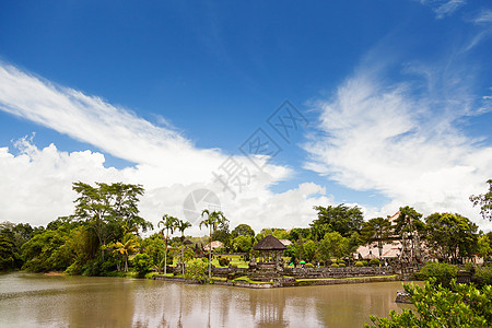 是孟圭帝国的一座皇家寺庙 位于巴登市Mengwi 这是巴厘著名的利益之地地标热带雕塑蓝色历史文化建筑学艺术天空宗教图片