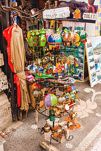 出售纪念品-有趣的手工木偶大象 蝴蝶 青蛙和气球 明亮多彩的儿童玩具和室内装饰 乌布 巴厘岛 印度尼西亚图片