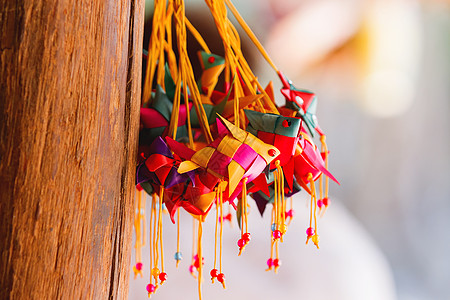 销售市场上的纪念品 柬埔寨暹粒市 用明亮多彩的绳索制造有趣的手工捕鱼鱼游戏玩具商品动物细绳木偶手工业工艺娃娃图片