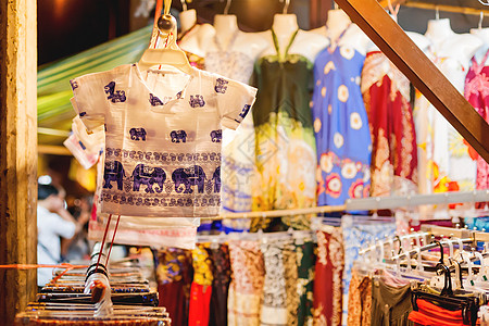 销售市场上的纪念品 柬埔寨暹粒市 有色手制衬衫 围巾 服装和布料 具有不同的金色典型亚洲模式工艺商品动物衣服装饰品手工手工业裙子图片