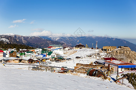AiPetri山顶的雷达站和其他建筑物 雅尔塔市 克里米亚 俄罗斯 阳光明媚的冬季天雪 霜冻的树木地平线晴天观光雷达气候远足高地图片