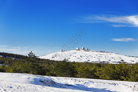AiPetri山顶的雷达站和其他建筑物 雅尔塔市 克里米亚 俄罗斯 阳光明媚的冬季天雪 霜冻的树木海岸气候高地地平线全景地标松树图片