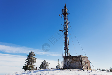 Ai-Petri山顶的气象塔 阳光明媚的日子里雪和冰冻的松树 俄罗斯克里米亚图片