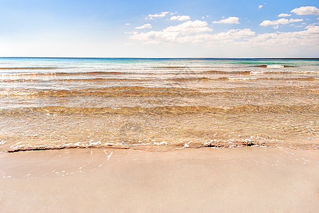 沙滩上的软海浪 蓝天空 金沙和文字的地方 瓦拉德罗 古巴 加勒比海旅游海洋海岸海景晴天假期海滩地平线旅行活力图片