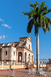古巴特立尼达Santisima教堂广场市长与圣蒂西玛教堂的景象 教科文组织世界遗产遗址图片