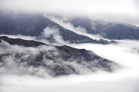 Ta Xua是越南北部著名的山脉 全年 山顶上一直高升云层 造成云的反向天堂爬坡多云天空旅游森林风景绿色游客旅行背景图片